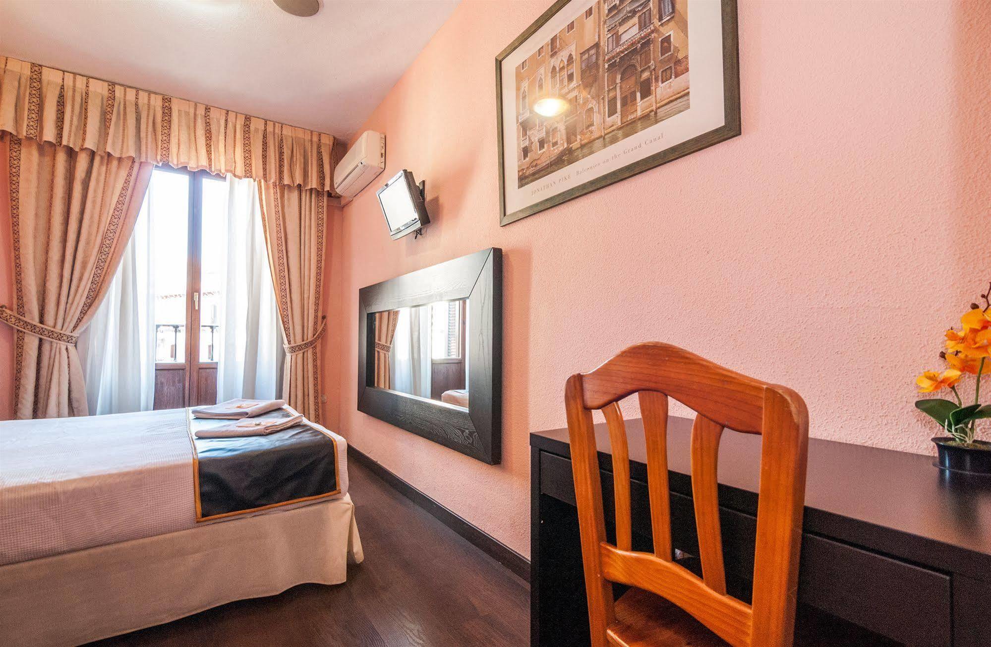 Hostal Gallardo Мадрид Екстер'єр фото
